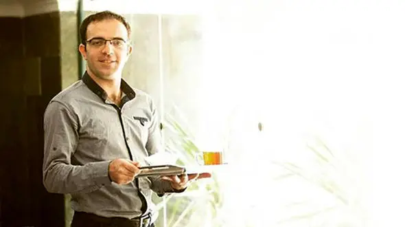 معروف‌ترین آبدارچی ایران که کمپین جهانی راه انداخت+ تصاویر
