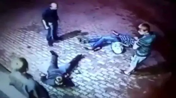 ببینید / پیرمرد بوکسور دزدها را تار و مار کرد + عکس