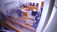 ببینید / لحظه حمله یک متهم برای خفه کردن همسر سابقش وسط جلسه دادگاه! + فیلم