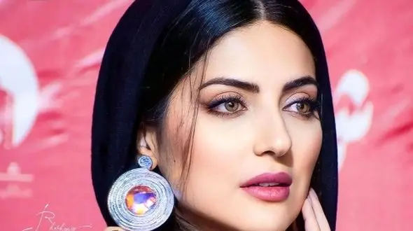 لباس هندی فوق العاده شیک هلیا امامی با رنگ‌های خاص و زیبای سبز و آبی