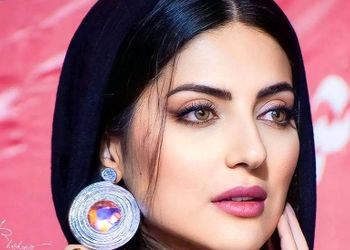 لباس هندی فوق العاده شیک هلیا امامی با رنگ‌های خاص و زیبای سبز و آبی