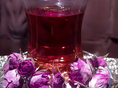 خواص دمنوش گل محمدی و زعفران + طرز تهیه آسان / سوالات متداول 