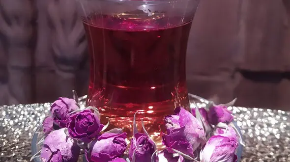 خواص دمنوش گل محمدی و زعفران + طرز تهیه آسان / سوالات متداول 