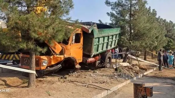 مرگ هولناک 2 زن و یک دانش آموز در واژگونی کامیون روی مزدا و پراید تاکسی + فیلم و عکس