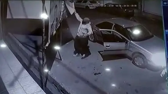 فیلم حمله به بنرهای تبلیغاتی انتخابات 1400 توسط نقابداران