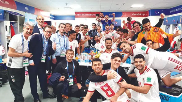 پایکوبی در رختکن ملی پوشان با آهنگ منشوری! + عکس