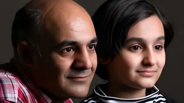 فیلم / سیاوش چراغی پور بازیگر بچه مهندس: قد کوتاهی دارم .. با صدای نازک .../ سیگار کشیدم صدام دورگه بشه ... / صورتم چندان زیبا نیست ... کچلم ..../ پشت تلفن با خانم اشتباه میگیرن ...