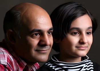 فیلم / نگاهی به چیدمان شاهانه و مجلل خانه سیاوش چراغی‌پور /  از پرده‌های اعیانی و آباژور تا سرویس خواب مدرن و ساعت کلاسیک