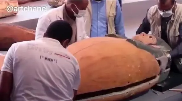 فیلم| لحظه بازکردن تابوت تازه کشف شده از مصر باستان