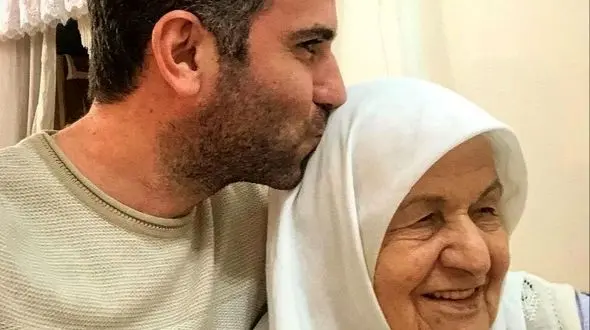 عکس/ نگاهی به خونه ایرانی پسند حبیب «لیسانسه ها» در کنار مادربزرگ زیبا و بااصالتشان/با چیدمان سنتی و آنتیک و پر از حس خوب