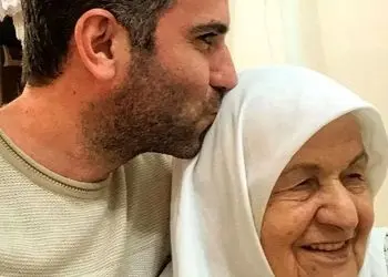 عکس/ نگاهی به خونه ایرانی پسند حبیب «لیسانسه ها» در کنار مادربزرگ زیبا و بااصالتشان/با چیدمان سنتی و آنتیک و پر از حس خوب