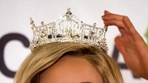 فیلم / ملکه زیبایی اسپانیا عضو ارتش شد ! / پرنسس 17 ساله است !