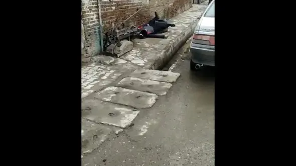 وحشت از فیلم بیهوشی یک مرد در خیابان مهاباد / او از بیمارستان فرار کرده بود + فیلم
