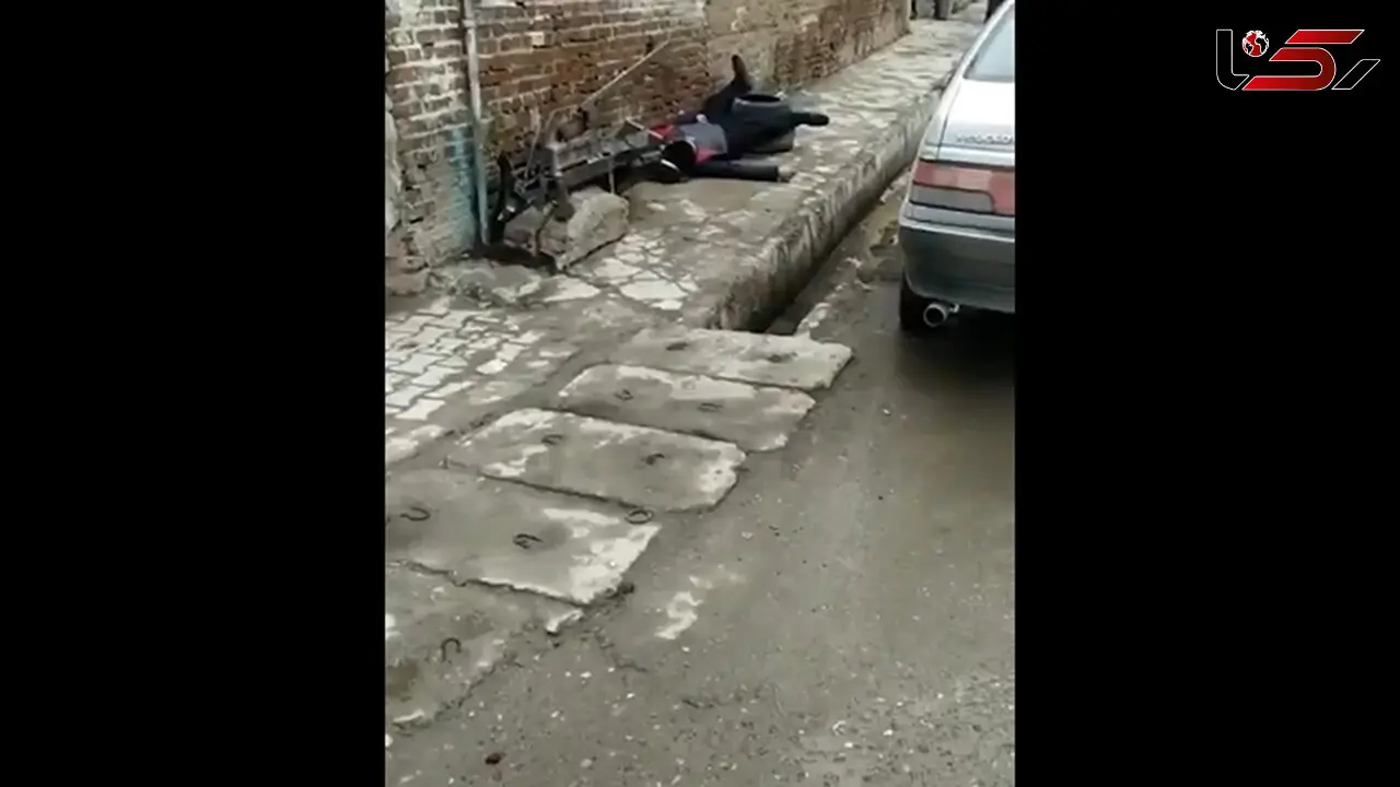وحشت از فیلم بیهوشی یک مرد در خیابان مهاباد / او از بیمارستان فرار کرده بود + فیلم