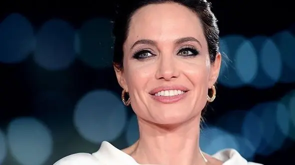 سرک کشیدن آنجلینا جولی در زندگی آلیس