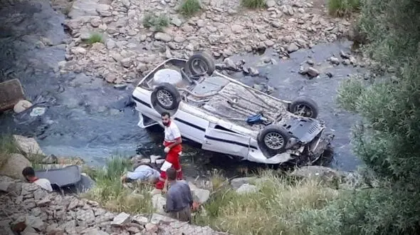 سقوط یک دستگاه خودرو پژو پارس به دره  
