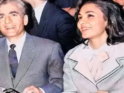 عکس سفر در زمان /  دست به سینه نشستن شاه پهلوی زمان سخنرانی فرح دیبا در کاخ ایتالیا