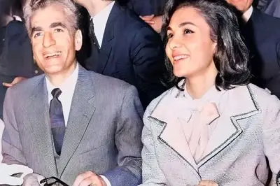 عکس سفر در زمان /  دست به سینه نشستن شاه پهلوی زمان سخنرانی فرح دیبا در کاخ ایتالیا