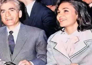 عکس سفر در زمان /  دست به سینه نشستن شاه پهلوی زمان سخنرانی فرح دیبا در کاخ ایتالیا