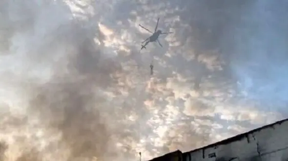 عملیات بالگرد آتش‌‌نشان برای اطفای حریق در منطقه آزاد انزلی/ تعداد مصدومان به 46 نفر رسید