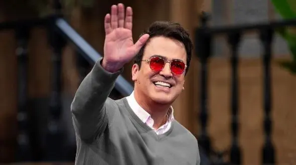 سکانس خنده دار حامد آهنگی وقتی جلوی ICU نارگیل میشکونه/ عیادت از بیمار به سبک حامد آهنگی