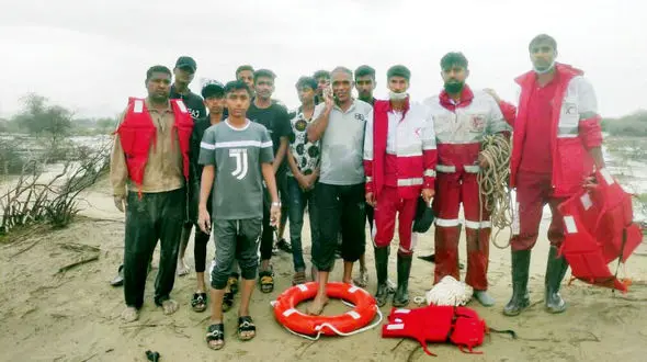 نجات 11 دانش آموز مینابی گرفتار در سیل از مرگ + عکس