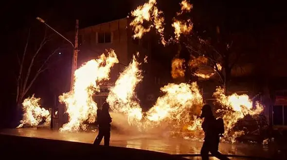 فیلم انفجار و آتش سوزی شدید در چهارراه طالقانی / مغازه ها سوختند