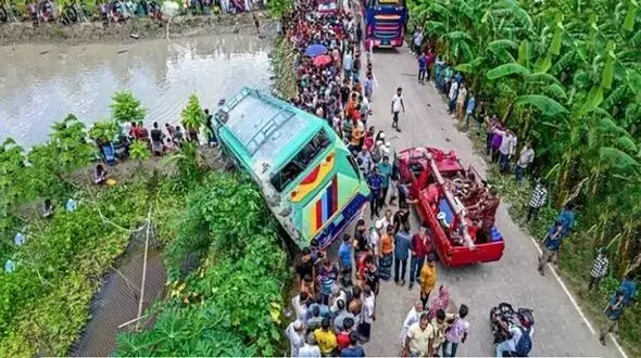 مرگ هولناک 17 زن و بچه در سقوط اتوبوس به کنار جاده + جزییات