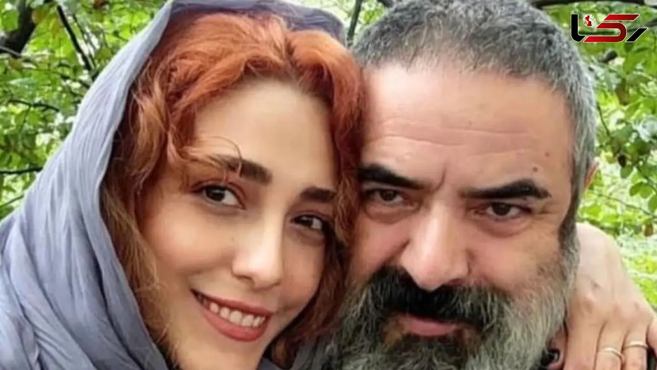 عکس/ نگاهی به چیدمان منزل حسن معجونی بازیگر سریال شیش ماهه و همسر جوانش/  مزین به قوری و فنجان با تصویری از شاه حسن قاجاری، گل و گیاه 