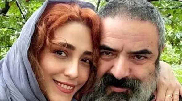 عکس/ نگاهی به چیدمان منزل حسن معجونی بازیگر سریال شیش ماهه و همسر جوانش/  مزین به قوری و فنجان با تصویری از شاه حسن قاجاری، گل و گیاه 