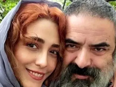 عکس/ نگاهی به چیدمان منزل حسن معجونی بازیگر سریال شیش ماهه و همسر جوانش/  مزین به قوری و فنجان با تصویری از شاه حسن قاجاری، گل و گیاه و...