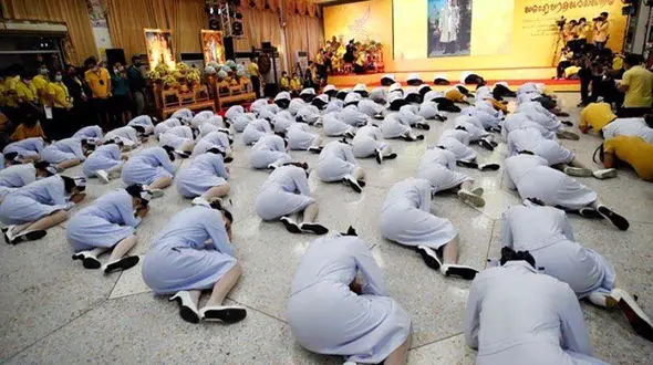 اداى احترام پرستاران تایلندى به پادشاه کشورشان + عکس