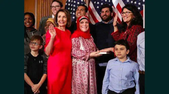 زن فلسطینی عضو جدید کنگره آمریکا با لباس سنتی فلسطین قسم یاد کرد+عکس