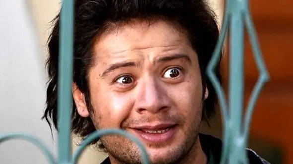 فیلم/ نگاهی به خانه و آشپزخانه شیک و دلباز علی صادقی و رونمایی از کابینت های مشکی و لوکسش/ حیاطش چه باصفا و مجهزی