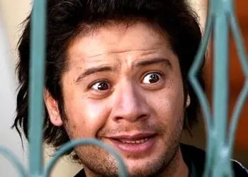 فیلم/ نگاهی به خانه و آشپزخانه شیک و دلباز علی صادقی و رونمایی از کابینت های مشکی و لوکسش/ حیاطش چه باصفا و مجهزی