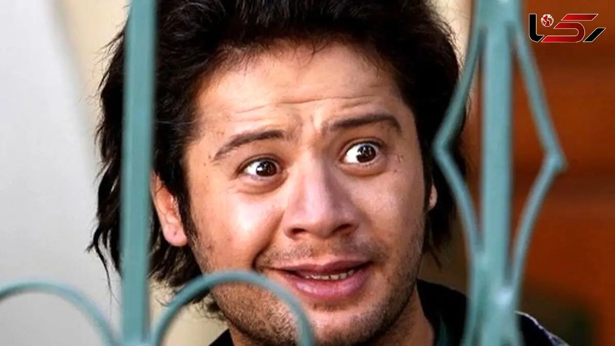 فیلم/ نگاهی به خانه و آشپزخانه شیک و دلباز علی صادقی و رونمایی از کابینت های مشکی و لوکسش/ حیاطش چه باصفا و مجهزی