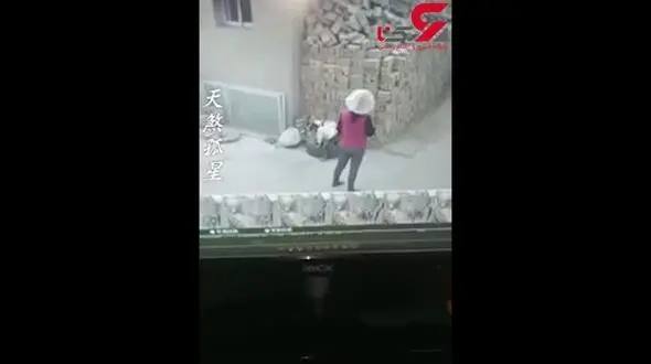 لحظه زنده به گور شدن  2 کودک در ریزش دیوار +فیلم