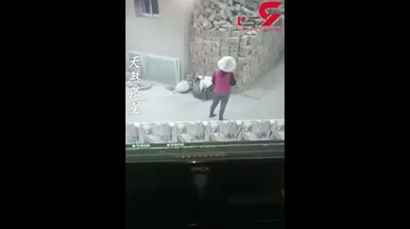 لحظه زنده به گور شدن  2 کودک در ریزش دیوار +فیلم