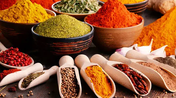 ۴ ادویه مفید برای کمک به کاهش وزن و چربی‌ سوزی