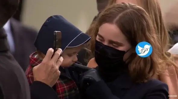 



حضور نوه بایدن در مراسم تحلیف پدربزرگ + عکس