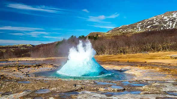 محبوب‌ترین و خطرناک‌ترین آبفشان جهان + فیلم