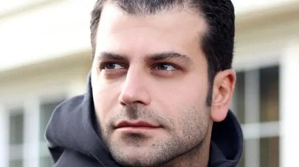 جذابیت روزبه حصاری با عینک با استایل کلاسیک و مردونه و ساعت برند؛ در نهایت با لبخند جنتلمن کارو جمع کرده +عکس