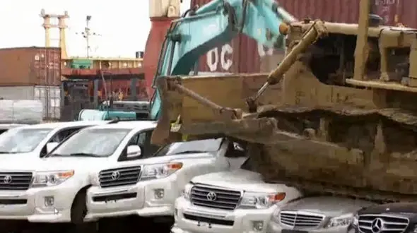 نابود شدن ۳۰ خودروی لوکس با بلدوزر به فرمان رئیس جمهور!+ فیلم