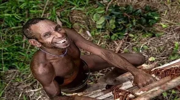 با آخرین قبیله آدم خوارها در جهان آشنا شوید + عکس
