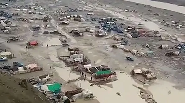 فیلم سوخت‌بران گرفتار وسط سیلاب/ نتیجه بی توجهی به هشدارهای هواشناسی