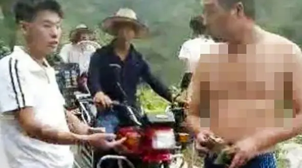 جریمه کردن موتورسوار متخلف با لباس شنای پلیس! + عکس 