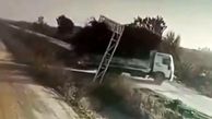 تخریب تابلوی راه توسط کامیون