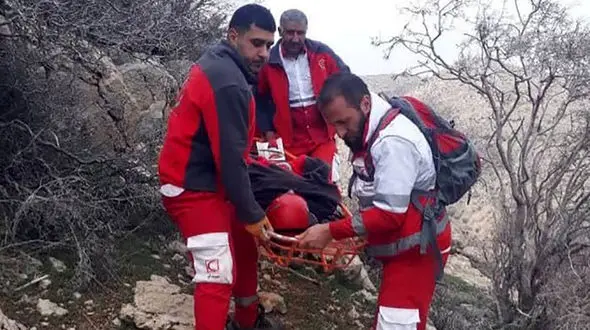 5 ساعت عملیات طاقت فرسا برای نجات زن ۴۸ ساله در ارتفاعات رودشیر سپیدان