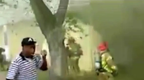 فیلم لحظه نجات یک نوزاد از میان دود و آتش یک خانه