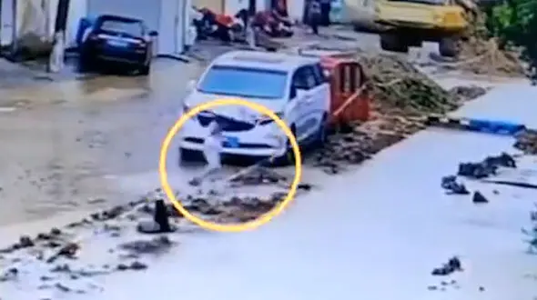 فیلم لحظه نجات پسر بازیگوش از غرق شدن در وسط خیابان / ببینید